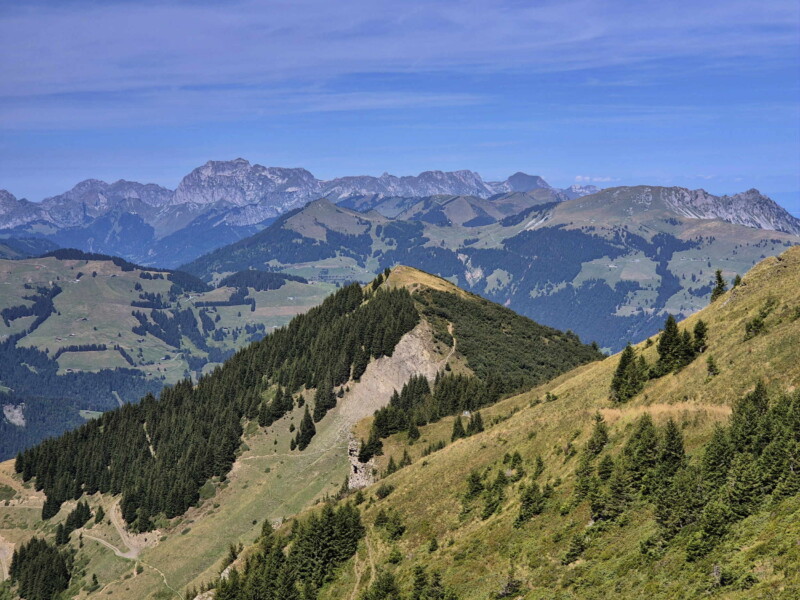 Le Signal de Soi depuis le chemin entre le Signal et le lac de Soi.