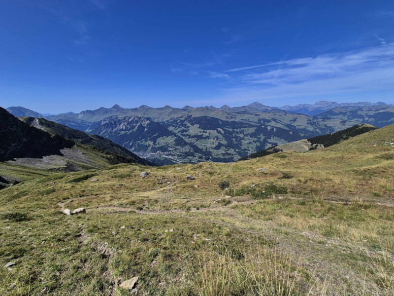 Le sentier depuis le lac de Soi. Lac de Soi, Val-d'Illiez.