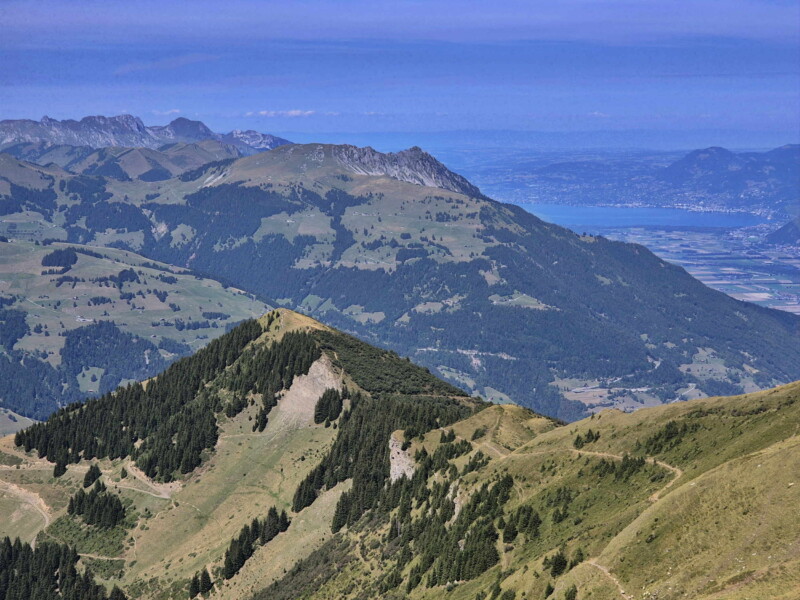 Le zoom sur le Signal de Soi et le Léman depuis le lac de Soi. Lac de Soi, Val-d'Illiez.