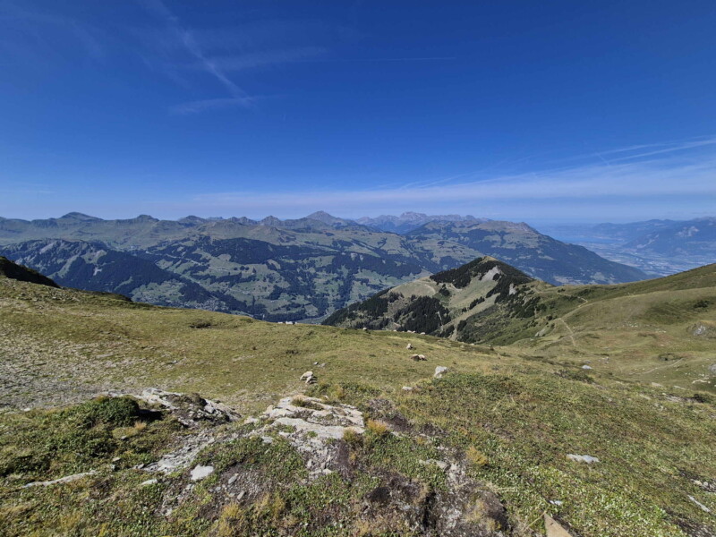 La vue direction nord-ouest depuis le lac de Soi. Lac de Soi, Val-d'Illiez.