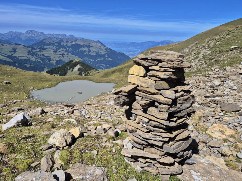 Le lac de Soi avec la vue sur les Alpes du Chablais et le (lac) Léman.