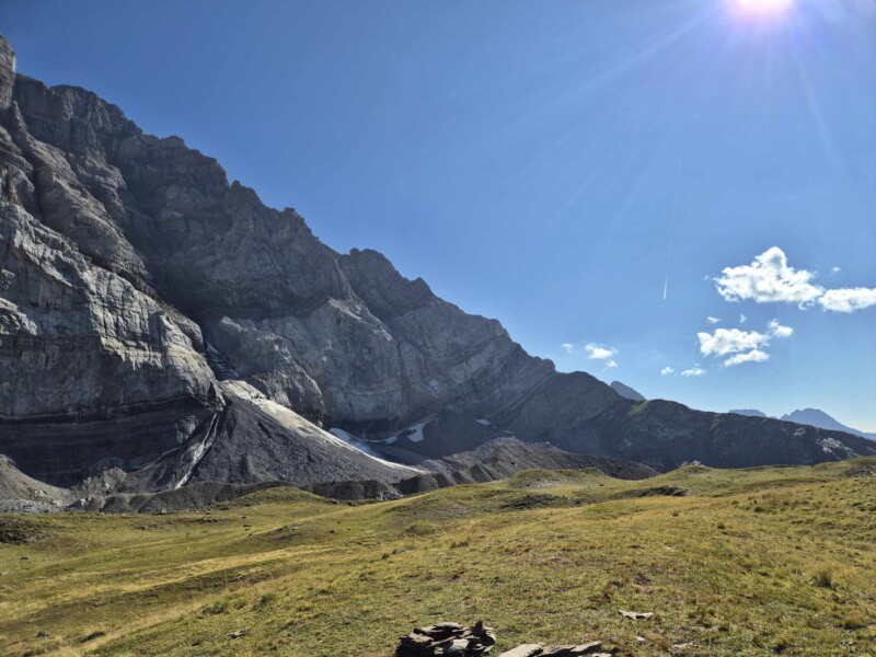 Côté Ouest. La vue sur l'Arête de Sélaire qui descend depuis la Haute Cime. Des constructions minérales des frères Cherix. Lac de Soi, Val-d'Illiez.