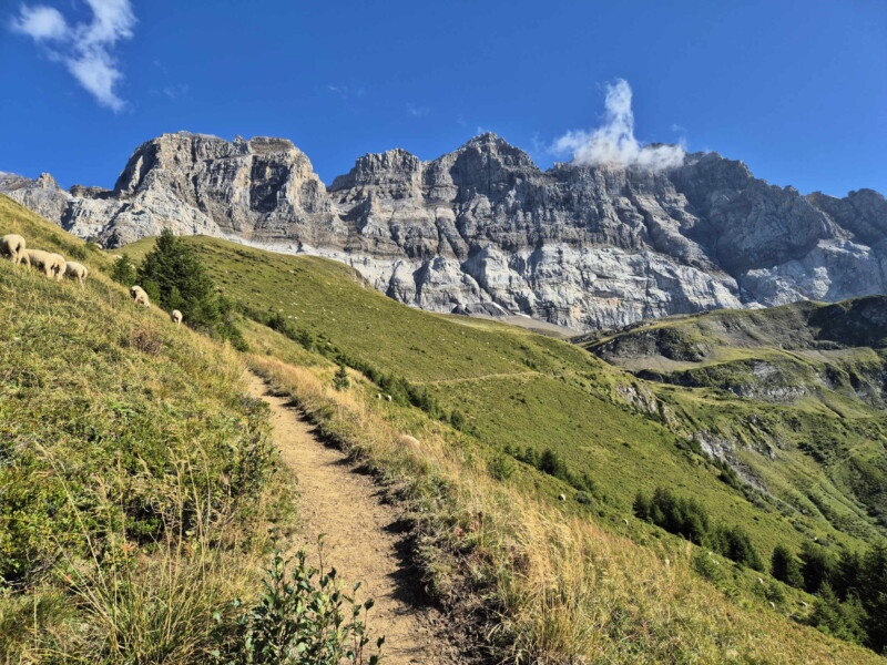 Montée Arête de Soi. Lac de Soi, Val-d'Illiez, Bas-Valais.