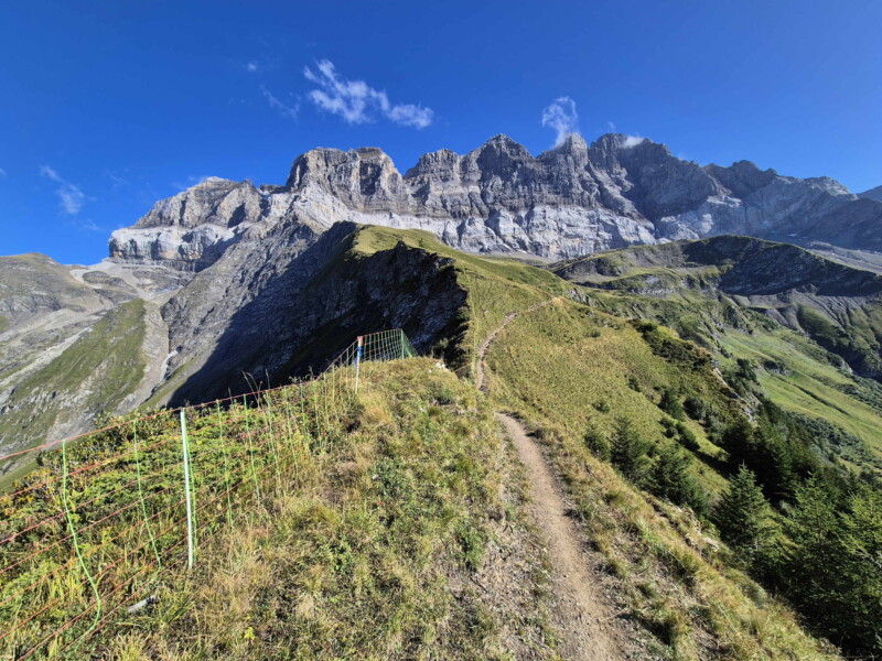 Montée Arête de Soi. Lac de Soi, Val-d'Illiez, Bas-Valais.