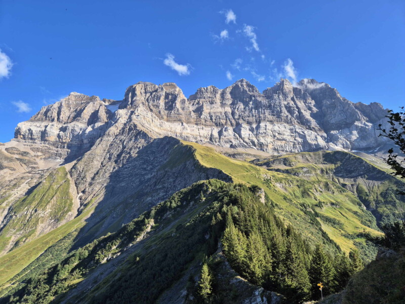 L'Arête de Soi devant les Dents du Midi. Lac de Soi, Val-d'Illiez, Bas-Valais.