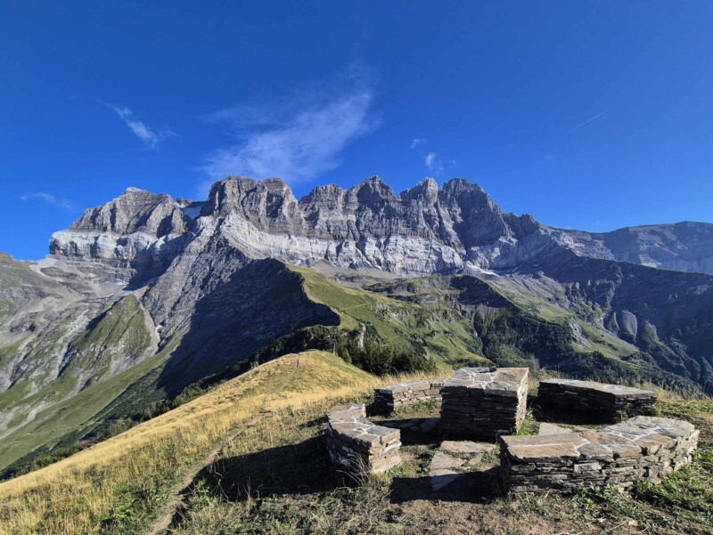 Une magnifique table de pique-nique au Signal de Soi. Signal de Soi, Val-d'Illiez, Bas-Valais.