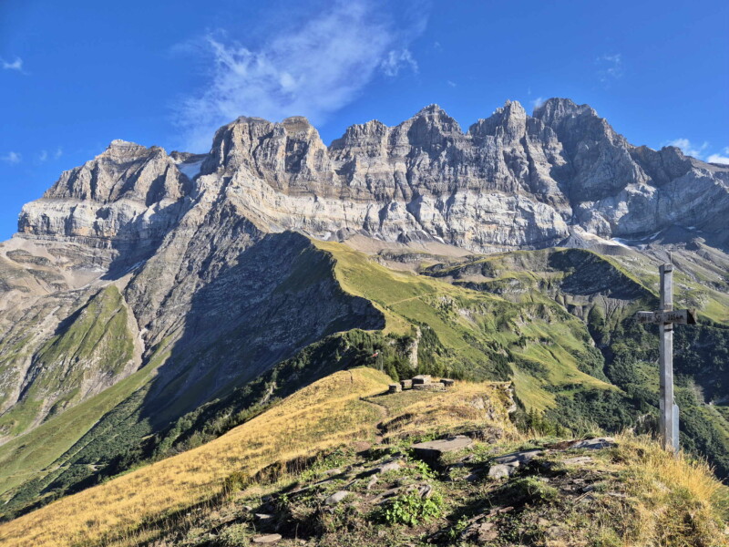 Les Dents du Midi. De gauche à droite, la Cime de l'Est, la Forteresse, la Cathédrale, l'Éperon, la Dent Jaune, les Doigts et la Haute Cime. Signal de Soi, Val-d'Illiez, Bas-Valais.