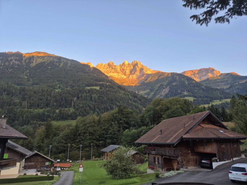 Le Signal de Soi et les Dents du Midi, en fin de soirée, depuis le village de Val-d'Illiez.