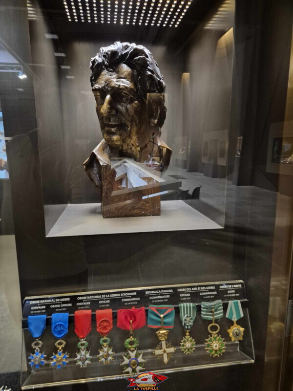 Le buste de Léonard Gianadda avec ses distinctions à côté de la réception de la fondation. On remarque le titre français de commandeur de l'ordre national de la Légion d'honneur.
