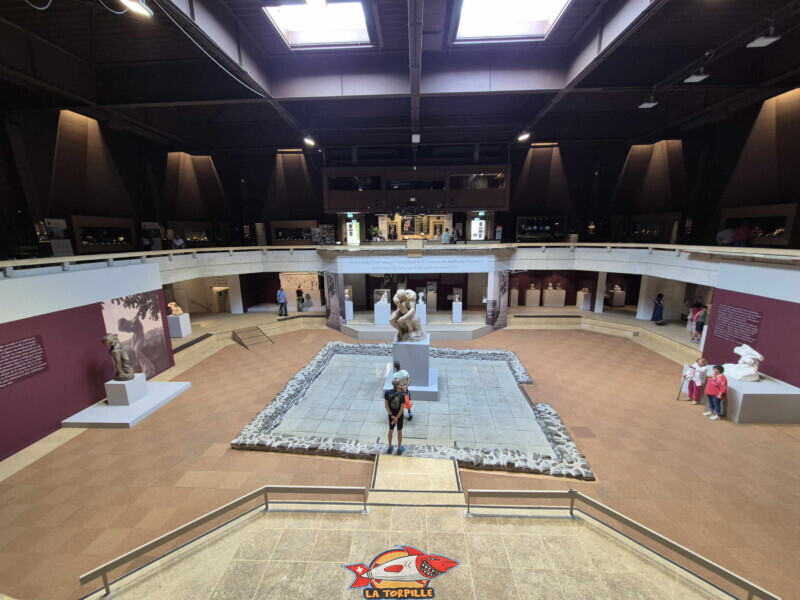 La vue sur le Grand Hall depuis la galerie du 1ᵉʳ étage.