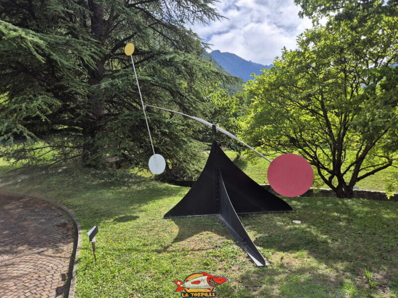 Un mobile-stabile monumental d'Alexander Calder.