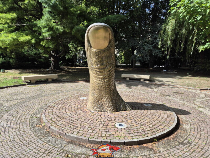 Le célèbre Pouce monumental de l'artiste français César (César Baldaccini).