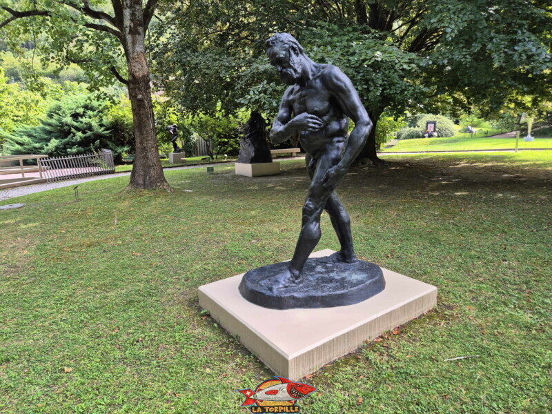 La statue en bronze L'Homme qui marche d'Auguste Rodin.