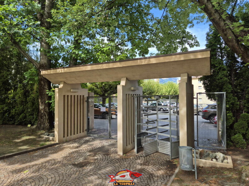 Le portail d'entrée reliant le grand parking aux jardins de la fondation Gianadda. Bien que l'entrée générale de la fondation et de son parc de sculptures nécessite l'achat d'un billet d'entrée, le portail vous permet d'accéder librement et gratuitement au restaurant extérieur de la fondation (Le Patio des Jardins) chaque jour entre 11h45 et 13h30.