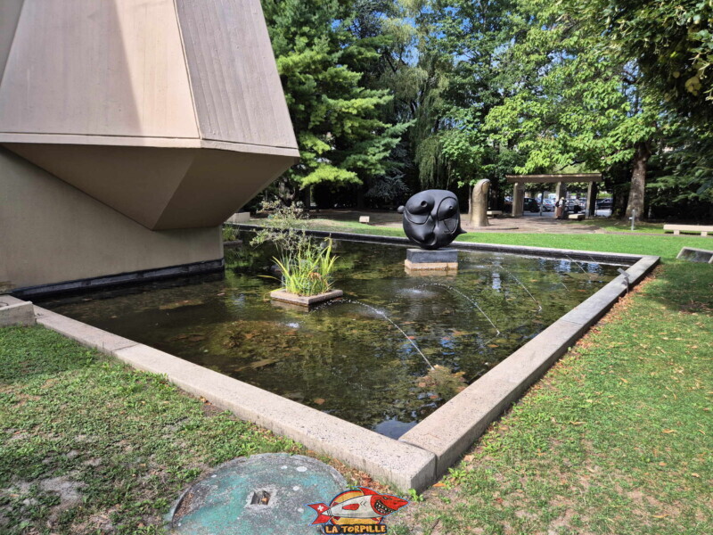 Une sculpture de Joan Miró entourée d'eau.