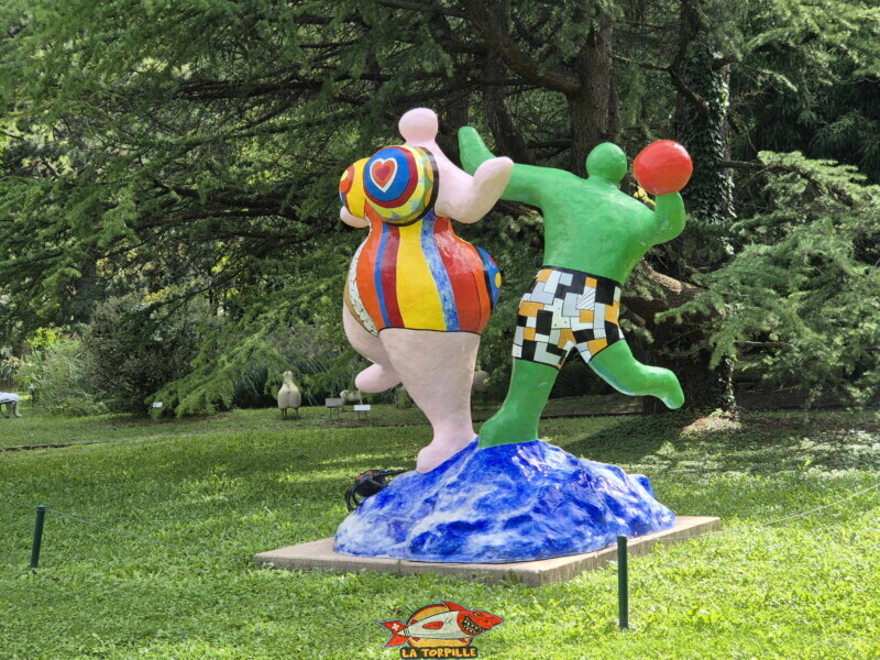 Une œuvre colorée et joyeuse en résine de Niki de Saint Phalle illustrant ses célèbres "Nanas" en train de danser.