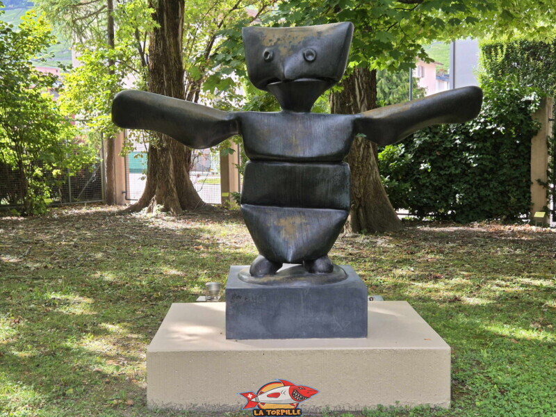 Une figure totémique ouvrant grand les bras, caractéristique des sculptures de Joan Miró.