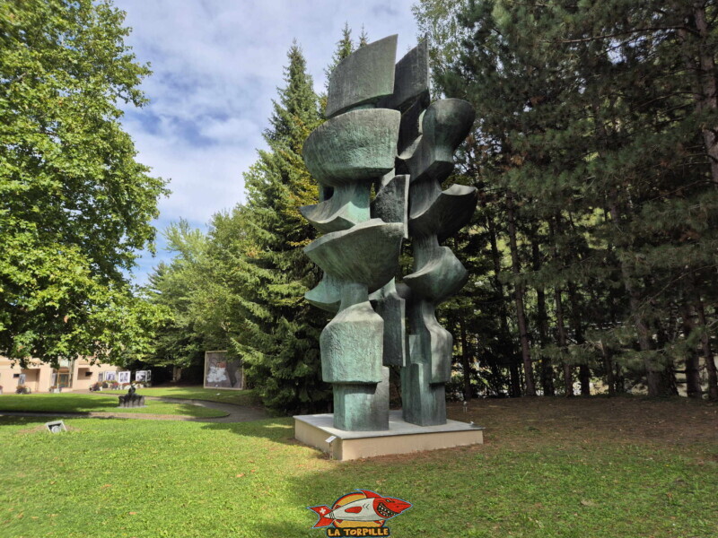 Une monumentale structure géométrique abstraite en bronze patiné de vert, signée par le sculpteur Henry Moore.