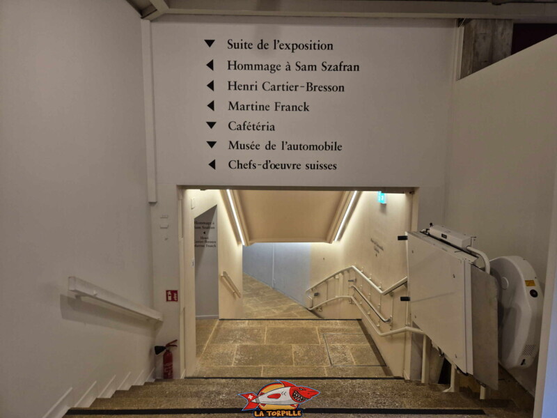 Le couloir qui relie l'atrium aux 1ᵉʳ et 2ᵉ sous-sols.