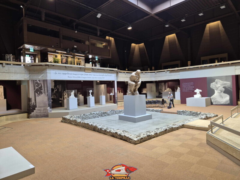 Le Grand Hall. La statue monumentale érigée au milieu du grand hall, Le Penseur (version monumentale de 1903 en plâtre) d'Auguste Rodin. Elle est présentée dans le cadre de l'exposition temporaire intitulée « Rodin selon Rilke ».