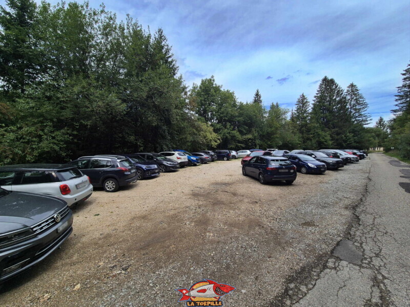 Le parking gratuit. Mines d'Asphalte de la Presta - Val-de-Travers, canton de Neuchâtel.