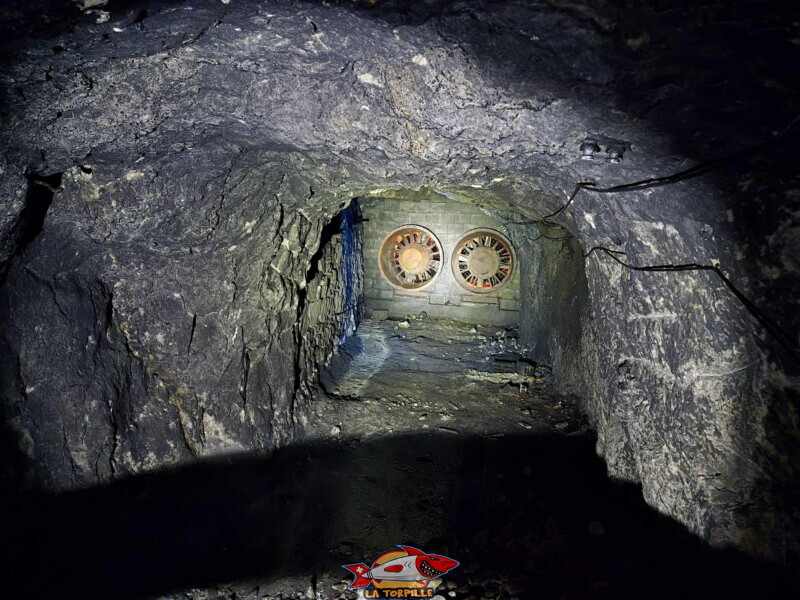 Des énormes ventilateurs. Visite des mines. Mines d'Asphalte de la Presta - Val-de-Travers, canton de Neuchâtel.