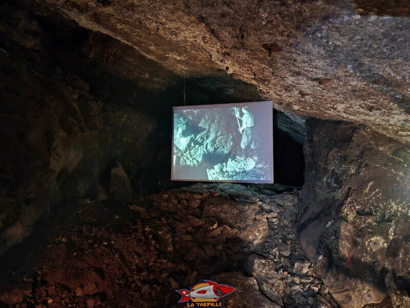Un film diffusé dans la mine.. Mines d'Asphalte de la Presta - Val-de-Travers, canton de Neuchâtel.