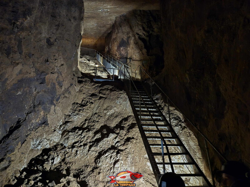 Visite des mines. Mines d'Asphalte de la Presta - Val-de-Travers, canton de Neuchâtel.