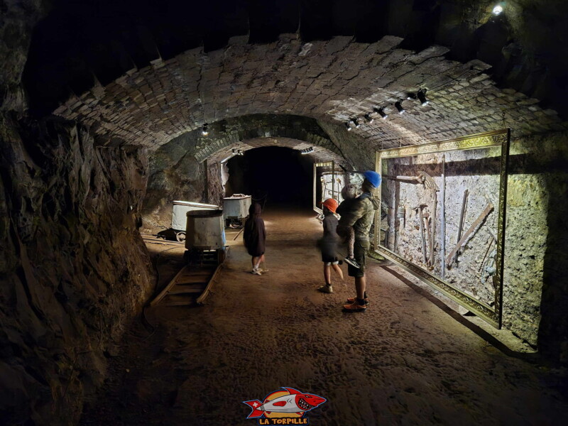 La présentation d'outils utilisés dans la mine. Visite des mines. Mines d'Asphalte de la Presta - Val-de-Travers, canton de Neuchâtel. La présentation d'outils utilisés dans la mine. Visite des mines. Mines d'Asphalte de la Presta - Val-de-Travers, canton de Neuchâtel.
