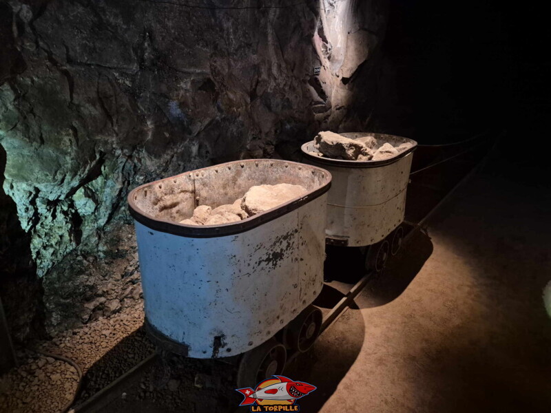 Des wagonnets qui étaient utilisés pour transporter le minerai. Visite des mines. Mines d'Asphalte de la Presta - Val-de-Travers, canton de Neuchâtel. Des wagonnets qui étaient utilisés pour transporter le minerai. Visite des mines. Mines d'Asphalte de la Presta - Val-de-Travers, canton de Neuchâtel.