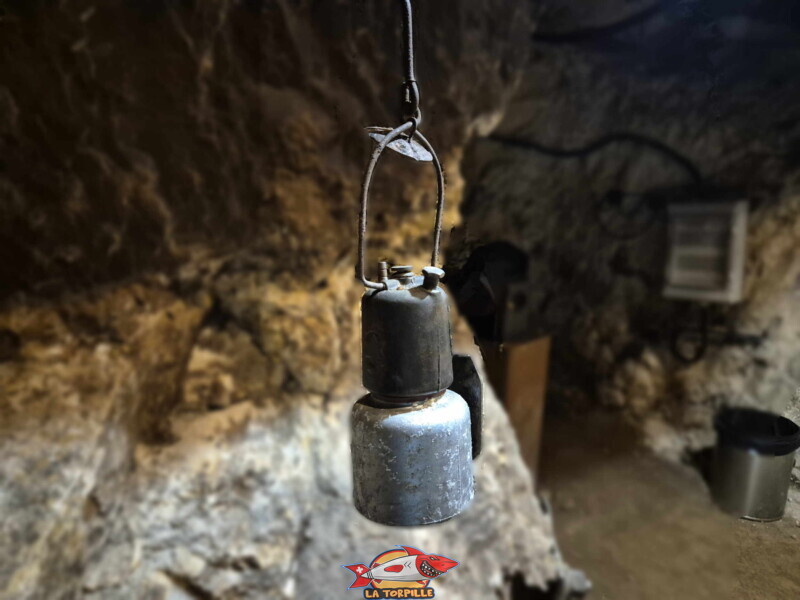 Une lampe de mineur.. Mines d'Asphalte de la Presta - Val-de-Travers, canton de Neuchâtel.
