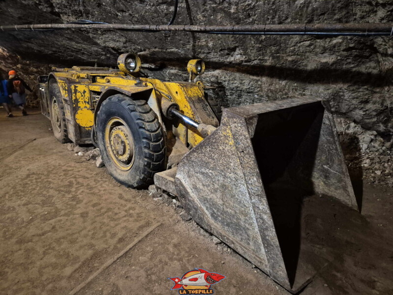 Un trax. Visite des mines. Mines d'Asphalte de la Presta - Val-de-Travers, canton de Neuchâtel.