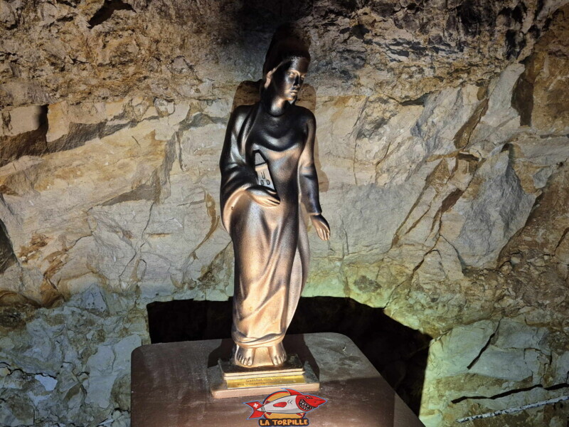 La statue de Sainte-Barbe, la sainte patronne des mineurs. Il est de tradition dans de nombreuses régions minières d'installer une effigie de Sainte-Barbe à l'entrée ou au cœur des galeries souterraines afin de protéger les travailleurs des dangers du sous-sol, notamment les effondrements et les explosions La statue de Sainte-Barbe, la sainte patronne des mineurs. Il est de tradition dans de nombreuses régions minières d'installer une effigie de Sainte-Barbe à l'entrée ou au cœur des galeries souterraines afin de protéger les travailleurs des dangers du sous-sol, notamment les effondrements et les explosions. Visite des mines. Mines d'Asphalte de la Presta - Val-de-Travers, canton de Neuchâtel.