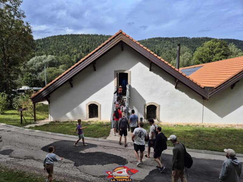 Visite des mines. Après la sortie de la mine, on retourne dans la bâtiment au-dessus de la réception pour visiter l'expostion "Apshlat Story". Visite des mines. Après la sortie de la mine, on retourne dans la bâtiment au-dessus de la réception pour visiter l'expostion "Apshlat Story". Mines d'Asphalte de la Presta - Val-de-Travers, canton de Neuchâtel.