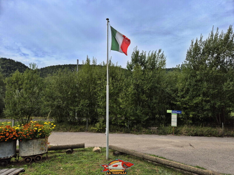 Le drapeau du canton de Neuchâtel flotte devant les mines d'asphalte. Le drapeau du canton de Neuchâtel flotte devant les mines d'asphalte.
