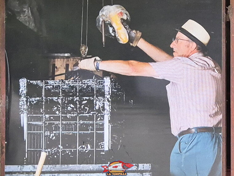 La photo d'une personne qui retire l'emballage d'un jambon qui cuisait dans l'asphlate. Mines d'Asphalte de la Presta - Val-de-Travers, canton de Neuchâtel. La photo d'une personne qui retire l'emballage d'un jambon qui cuisait dans l'asphlate. Mines d'Asphalte de la Presta - Val-de-Travers, canton de Neuchâtel.