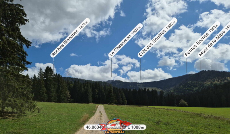 La vue sur le versant Est du vallon de Noirvaux avec, au milieu de l'image, le Chasseron, à 1607 m d'altitude, depuis lequel on profite d'un panorama magnifique sur les Alpes.