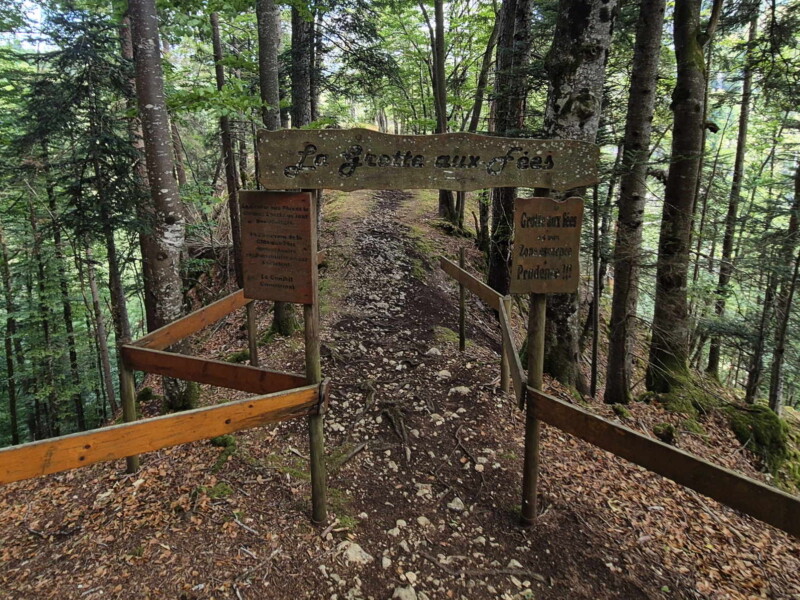 Pour arriver à la Grotte aux Fées, le chemin se termine par une descente très raide équipée d'une main-courante.