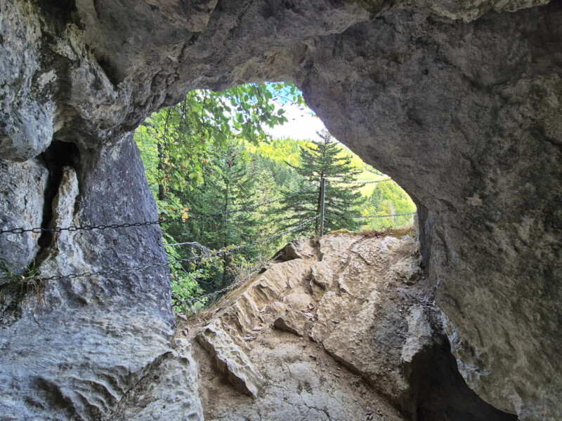 Le nid d'aigle de la Grotte aux Fées.