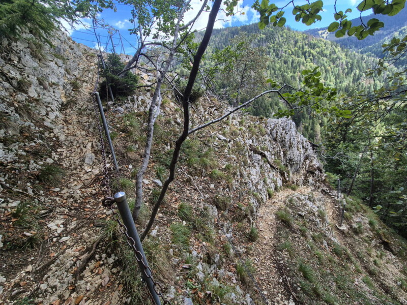 La montée raide à la sortie de la Grotte aux Fées.