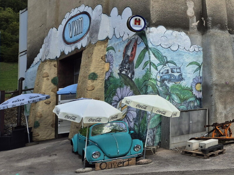L'entrée du musée. musée Oldtimer Volkswagen, Volkswrecks Museum, St-Sulpice, Val-de-Travers.