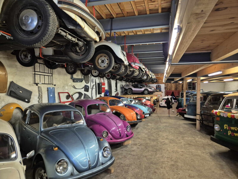 Contrairement aux étages supérieurs, le rez-de-chaussée abrite une collection de Coccinelles et de bus VW non restaurés mis à la libre disposition des visiteurs : les petits et les grands peuvent grimper à bord, toucher les véhicules, s'asseoir au volant et même klaxonner. musée Oldtimer Volkswagen, Volkswrecks Museum, St-Sulpice, Val-de-Travers.
