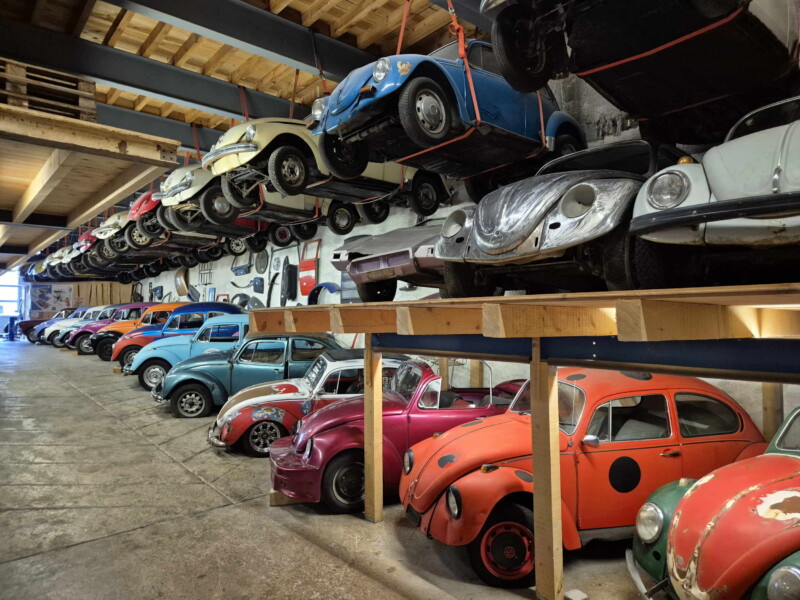 De nombreuses VW Cooccinelle au rez. musée Oldtimer Volkswagen, Volkswrecks Museum, St-Sulpice, Val-de-Travers. De nombreuses VW Cooccinelle au rez. musée Oldtimer Volkswagen, Volkswrecks Museum, St-Sulpice, Val-de-Travers.
