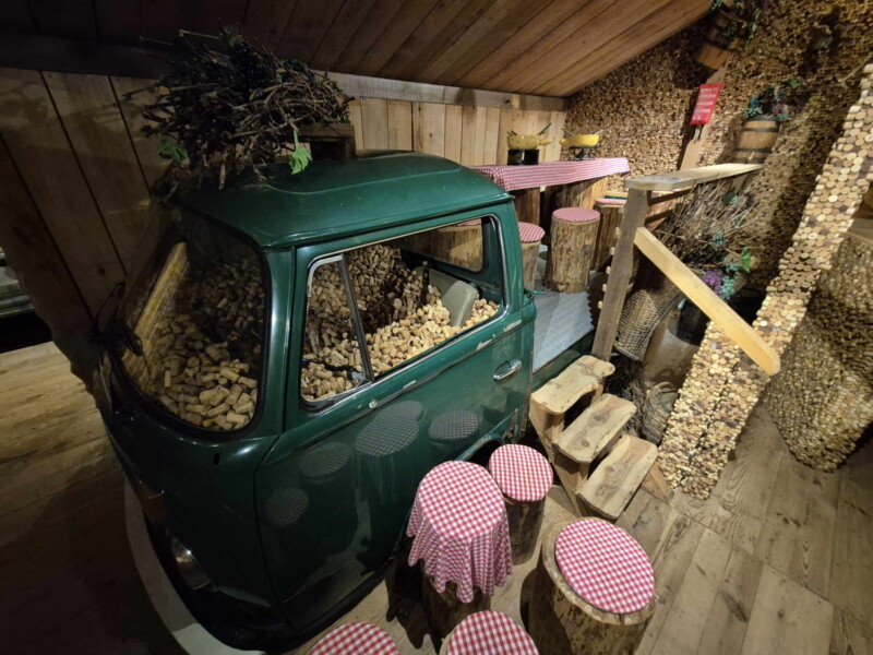 Une VW qui abrite le "caveau", musée Oldtimer Volkswagen, Volkswrecks Museum, St-Sulpice, Val-de-Travers. Une VW qui abrite le "caveau", musée Oldtimer Volkswagen, Volkswrecks Museum, St-Sulpice, Val-de-Travers.