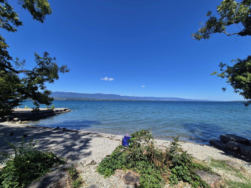 La zone de galets à l'est de la plage. Plage de la Savonnière, Collonges-Bellerive, Genève