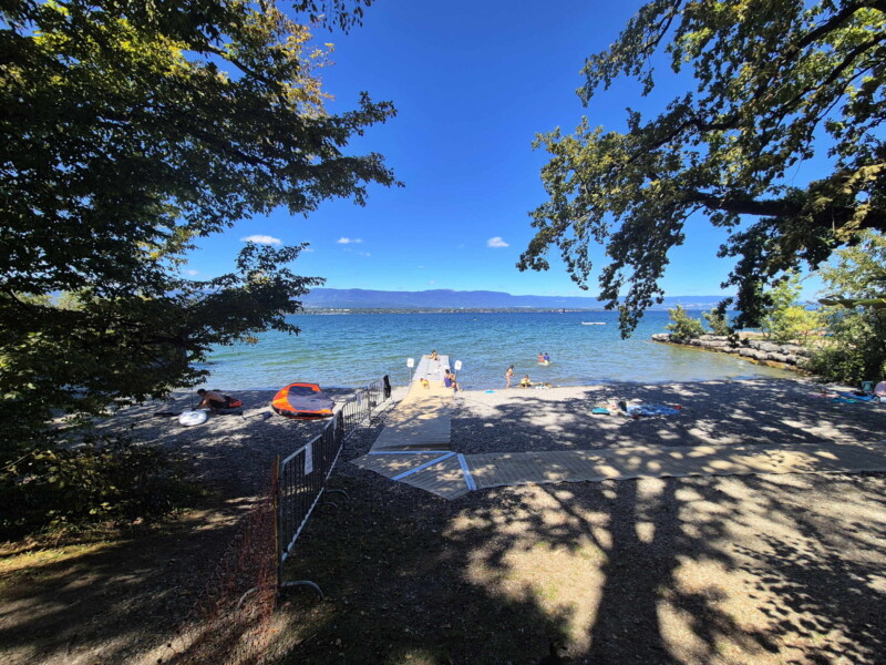La zone de galets à l'ouest de la plage. Plage de la Savonnière, Collonges-Bellerive, Genève