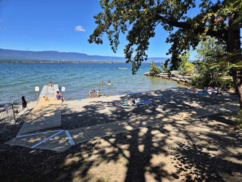 La zone de galets à l'ouest de la plage. Plage de la Savonnière, Collonges-Bellerive, Genève