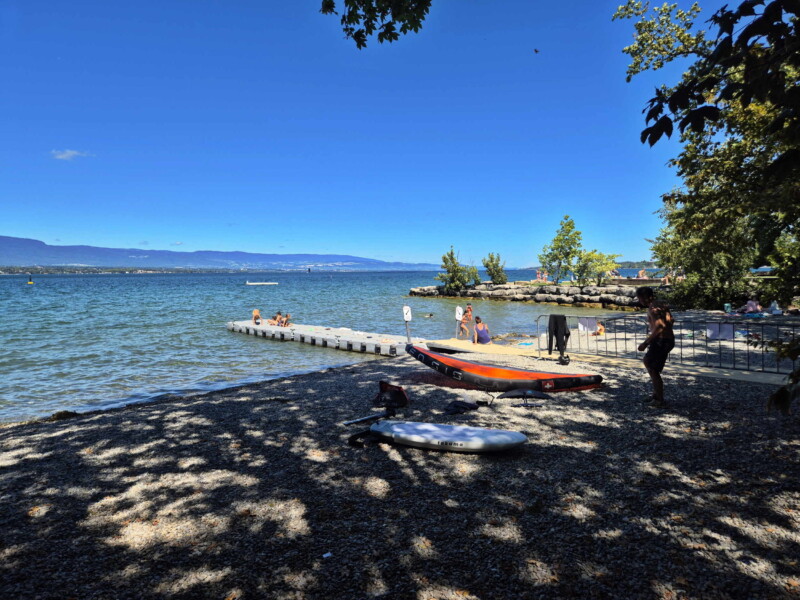 La zone de galets à l'ouest de la plage. Plage de la Savonnière, Collonges-Bellerive, Genève