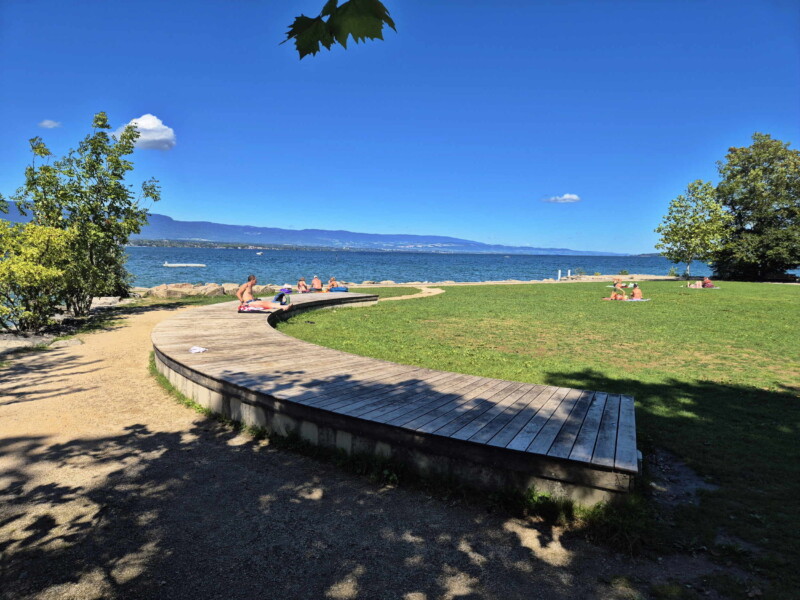 Le deck arrondi. Plage de la Savonnière, Collonges-Bellerive, Genève
