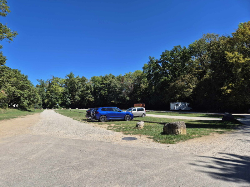 Le deuxième parking. Plage de la Savonnière, Collonges-Bellerive, Genève